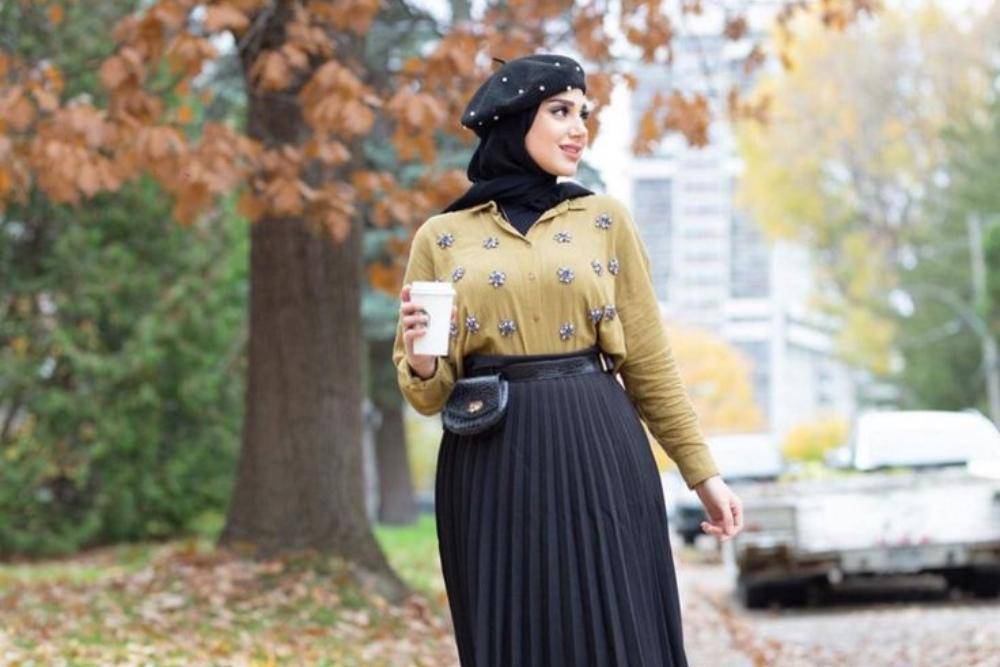 10 OOTD Rok Plisket Hitam dan Kemeja, Simpel tapi Stylish!