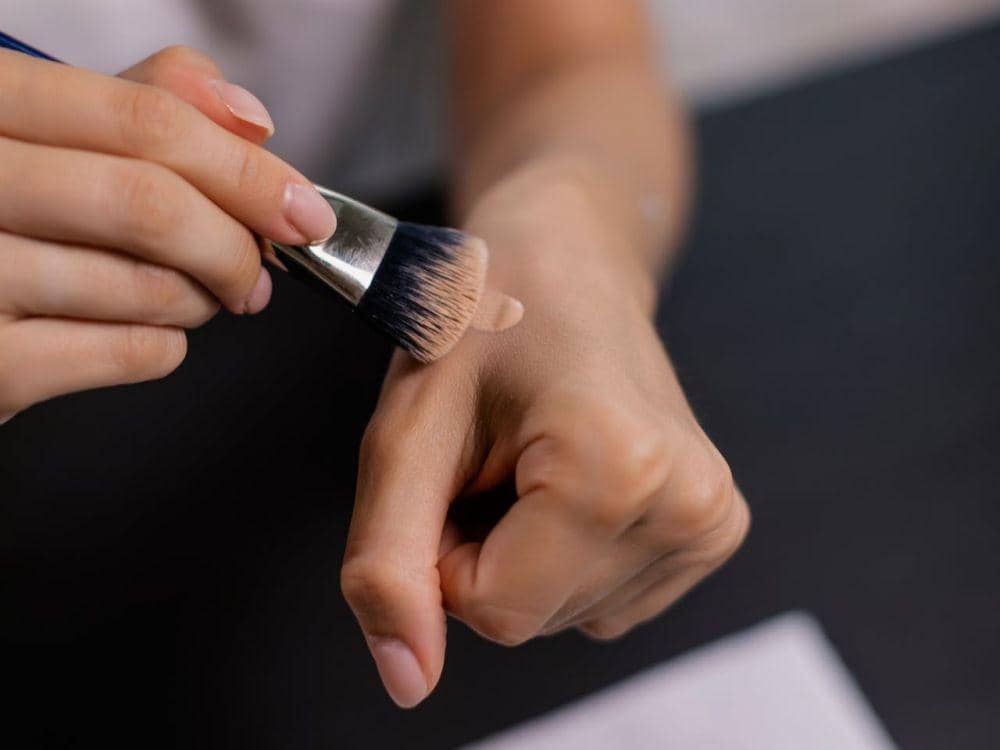 ilustrasi liquid foundation