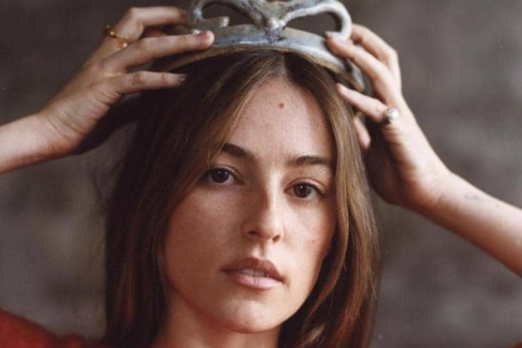 Intip Pesona Kekasih Logan Lerman, Analuisa Corrigan