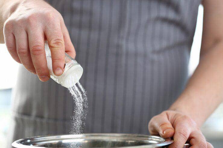 ilustrasi menaburkan garam ke masakan (freepik.com/kuprevich)