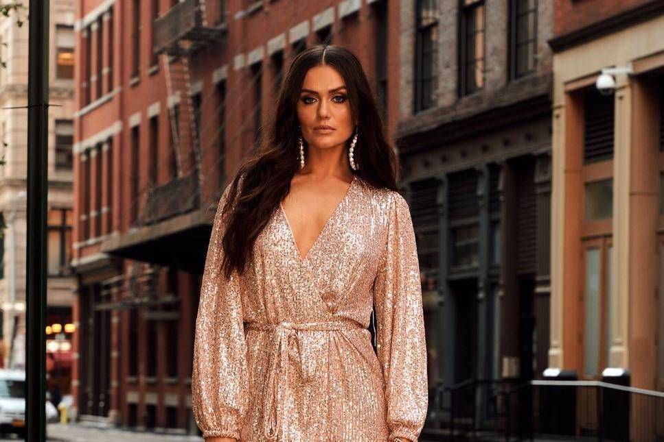 Tips Memilih Model Baju Warna Rose Gold