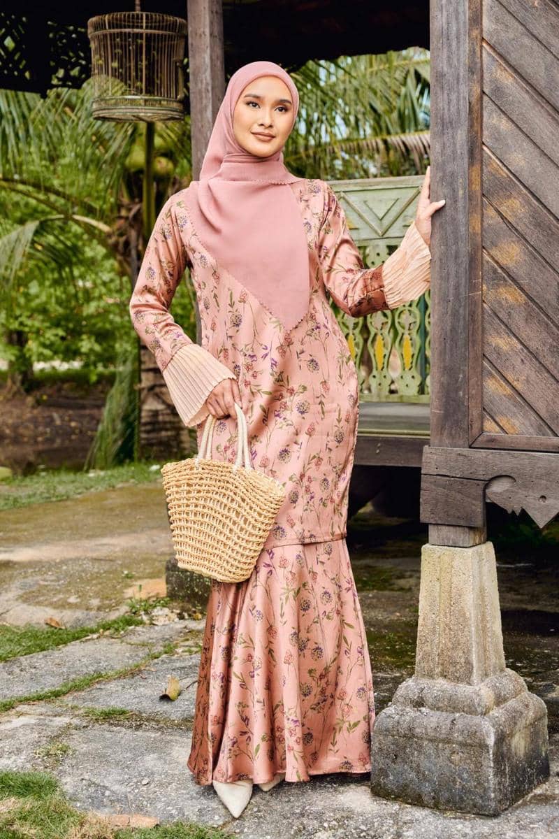 Warna hijab yang cocok untuk baju rose gold