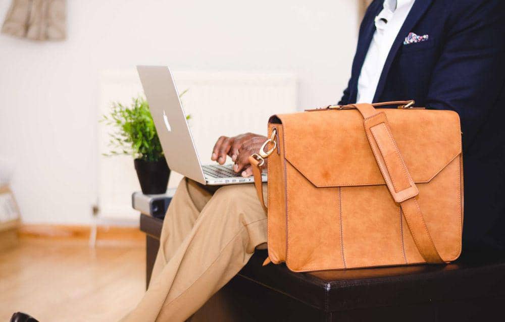 7 Tips Memilih Tas Kerja yang Stylish dan Fungsional