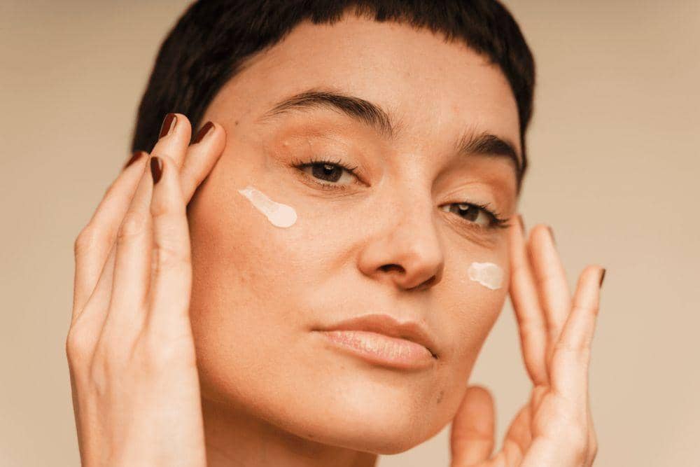 byrdie.com/Cara Pakai Masker Mata yang Benar