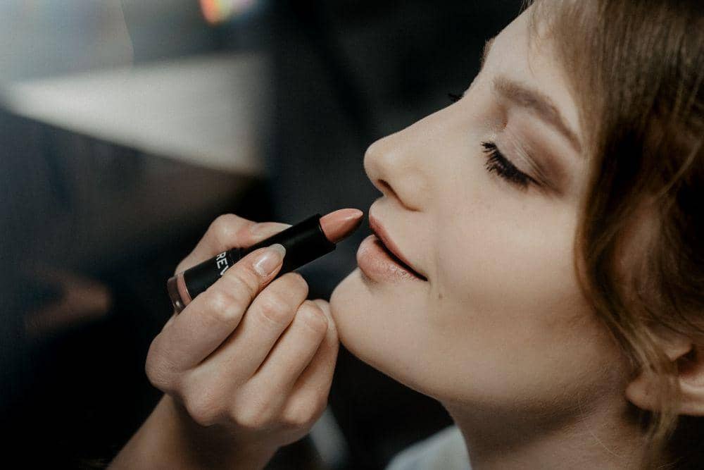 ilustrasi lipstik nude (unsplash.com/Victoria Priessnitz)