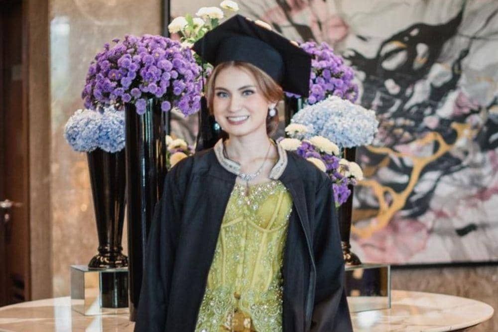 7 Penampilan Seleb Wisuda di Desember 2023, Memukau Kenakan Toga