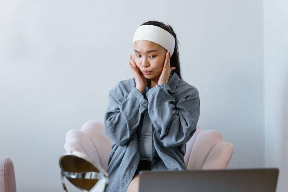 ilustrasi pakai primer untuk kulit berminyak (pexels.com/mart production)