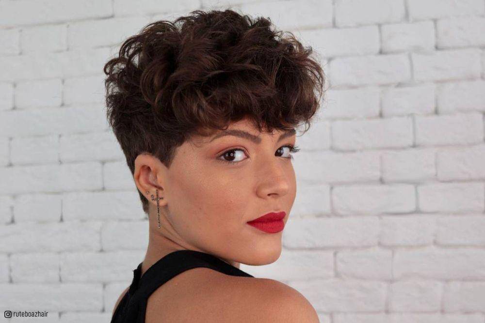 Bagaimana Cara Melembapkan Rambut Keriting dan Bertekstur?
