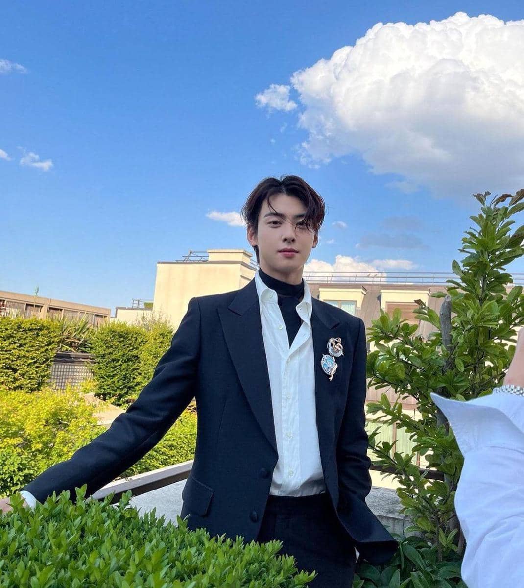 instagram.com/eunwo.o_c