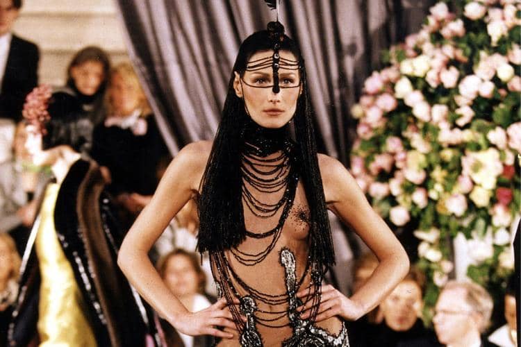 7 Gaya Terseksi Carla Bruni saat Catwalk di Tahun 90-an