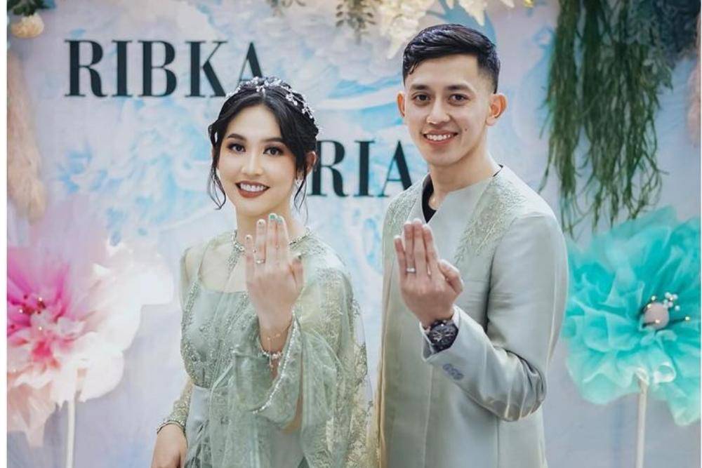 7 Potret Lamaran Atlet Badminton Rian Ardianto dan Ribka Sugiarto