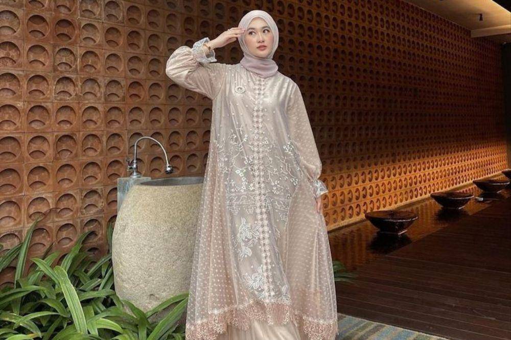 7 Model Baju Renda Terbaru 2024 yang Mewah dan Anggun