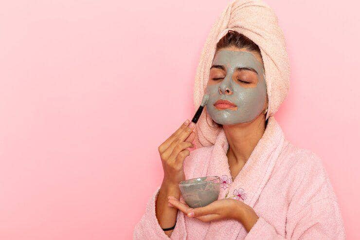 ilustrasi mengaplikasikan clay mask ke wajah (freepik.com/KamranAydinov)