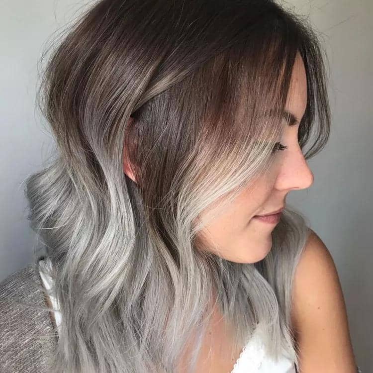 byrdie.com/Warna Rambut Abu-Abu Ombre