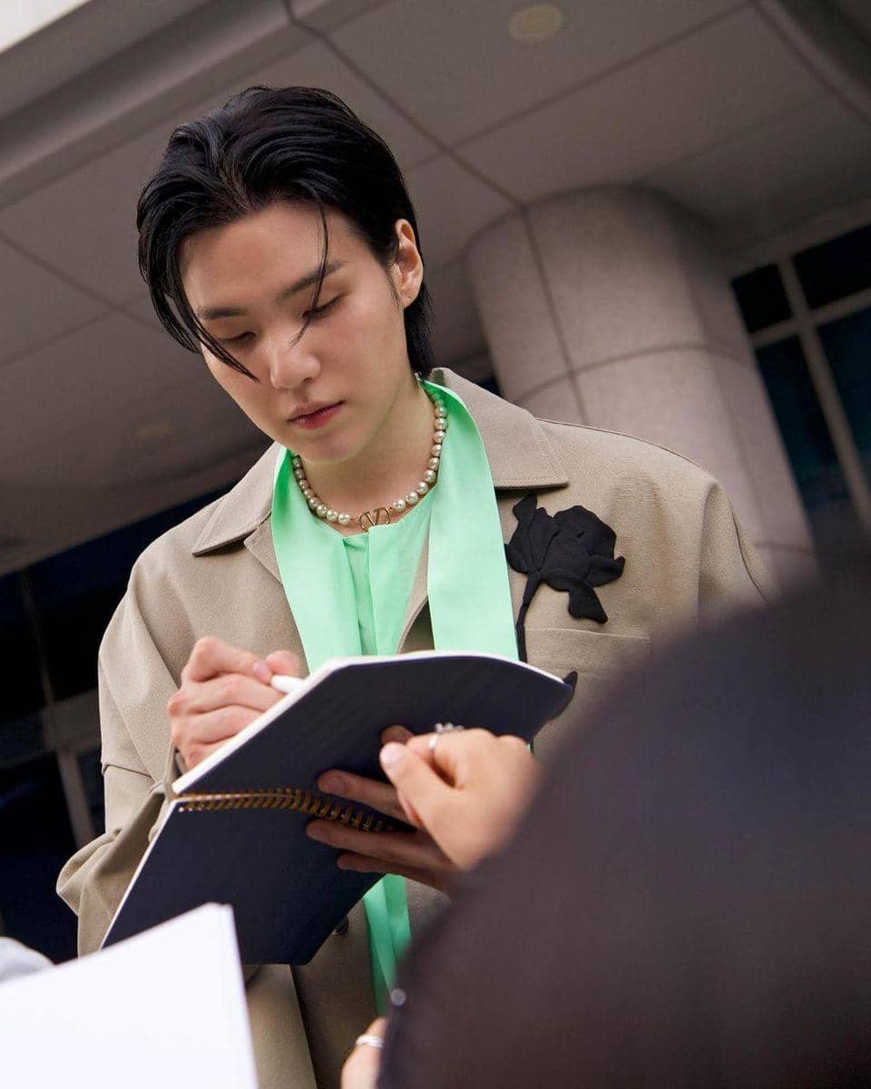 instagram.com/maisonvalentino