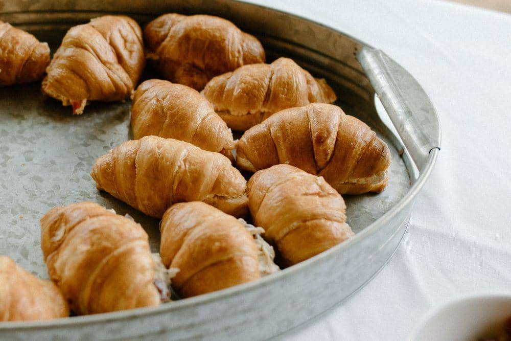 7 Rekomendasi Salt Bread di Surabaya yang Viral, Renyah dan Buttery!