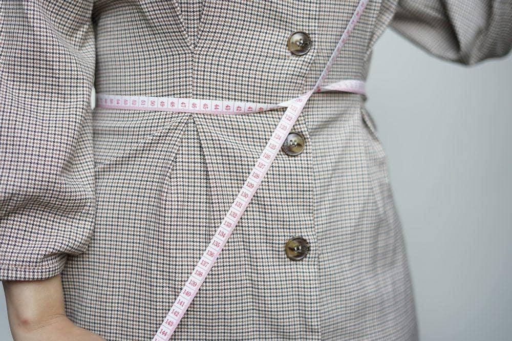 Ilustrasi mengukur baju.