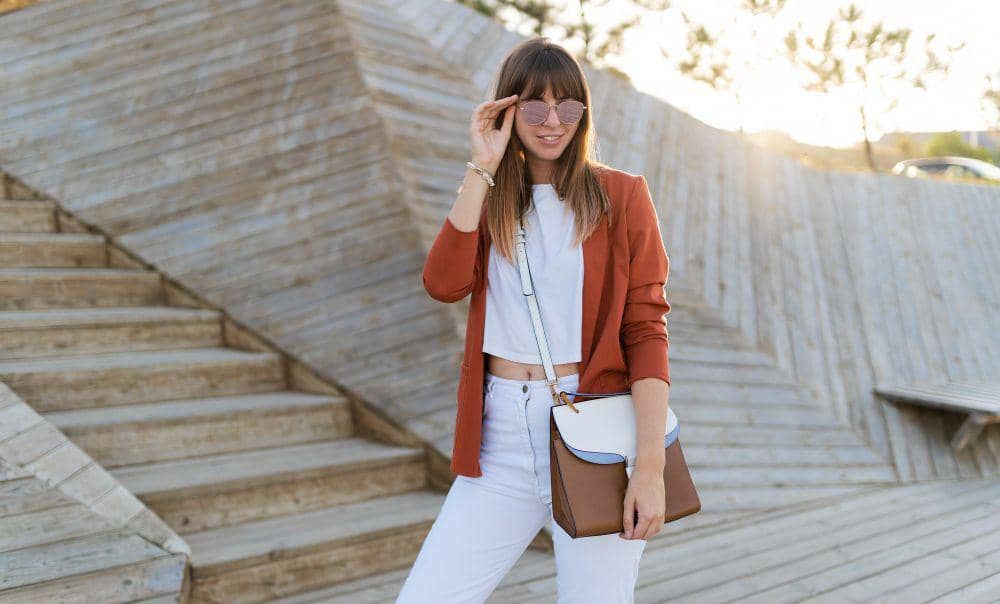 Potret oufit warna terracotta dipadukan dengan putih