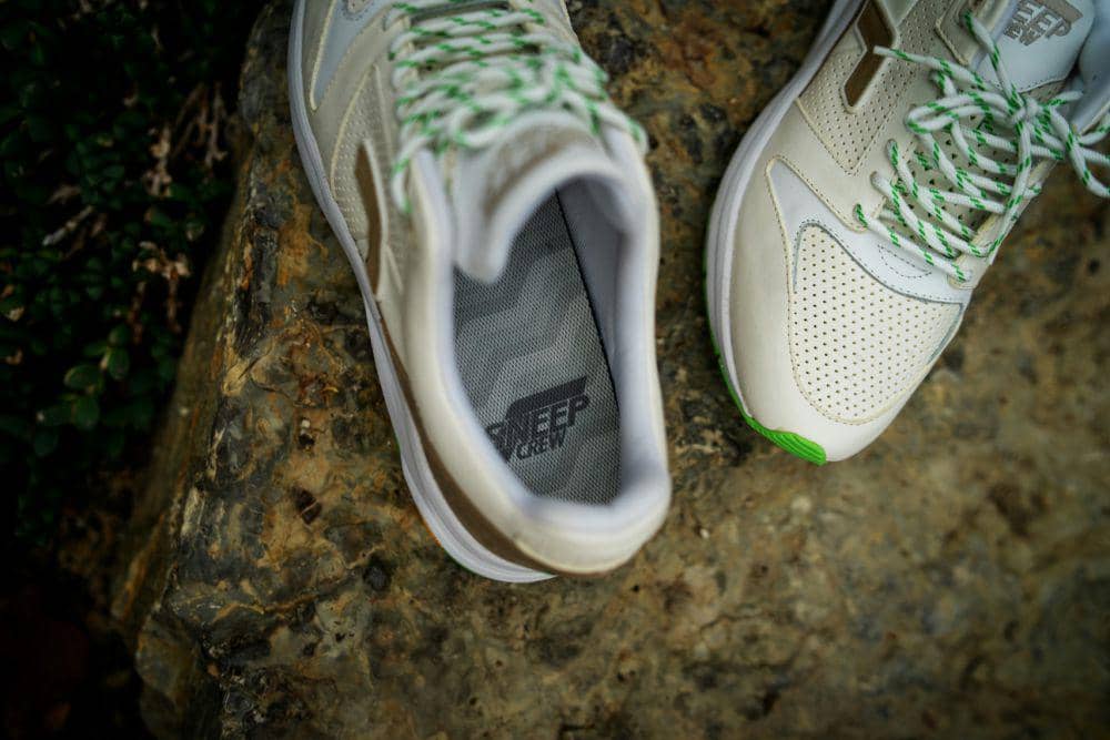 Ilustrasi insole sepatu yang perlu dibersihkan juga (Unsplash.com/Sneep Crew)