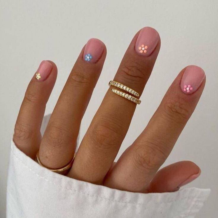 Inspirasi Nail Art Kuku Pendek yang Stylish