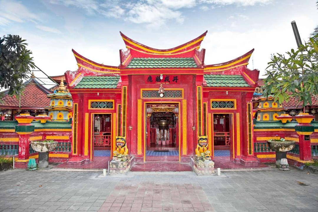 8 Vihara Tercantik di Indonesia, Punya Arsitektur Megah dan Menawan!