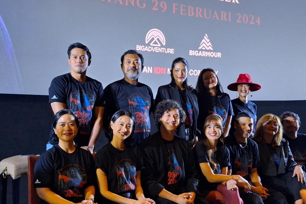 Trailer 'Pasar Setan' Mencekam, Roy Sungkono Dengar Suara Gaib
