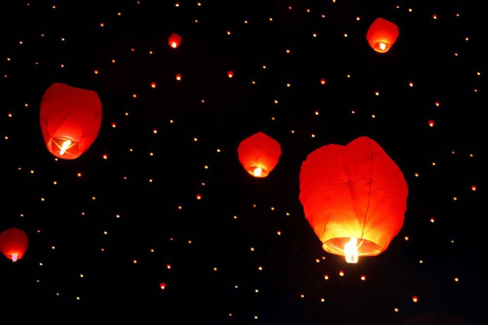 ilustrasi menerbangkan lampion Imlek ke langit (pixabay.com/PublicDomainPictures)