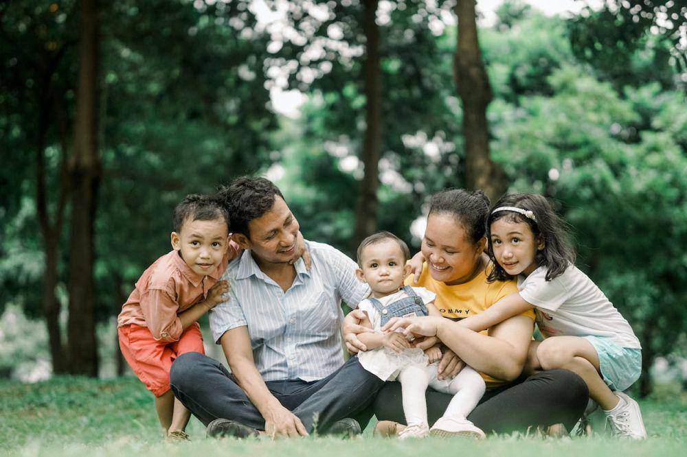 Ilustrasi keluarga harmonis melakukan co-parenting