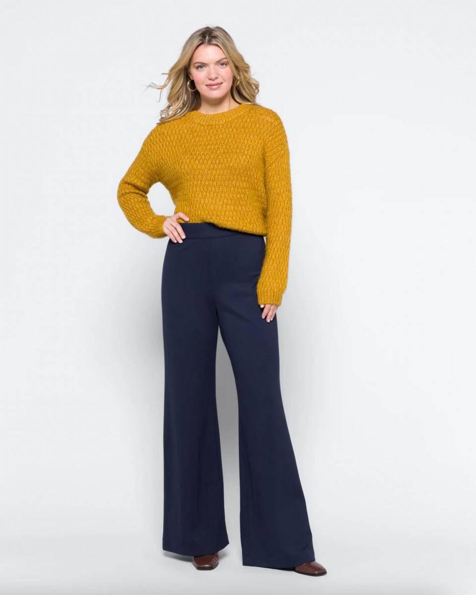 celana navy cocok dengan baju warna apa