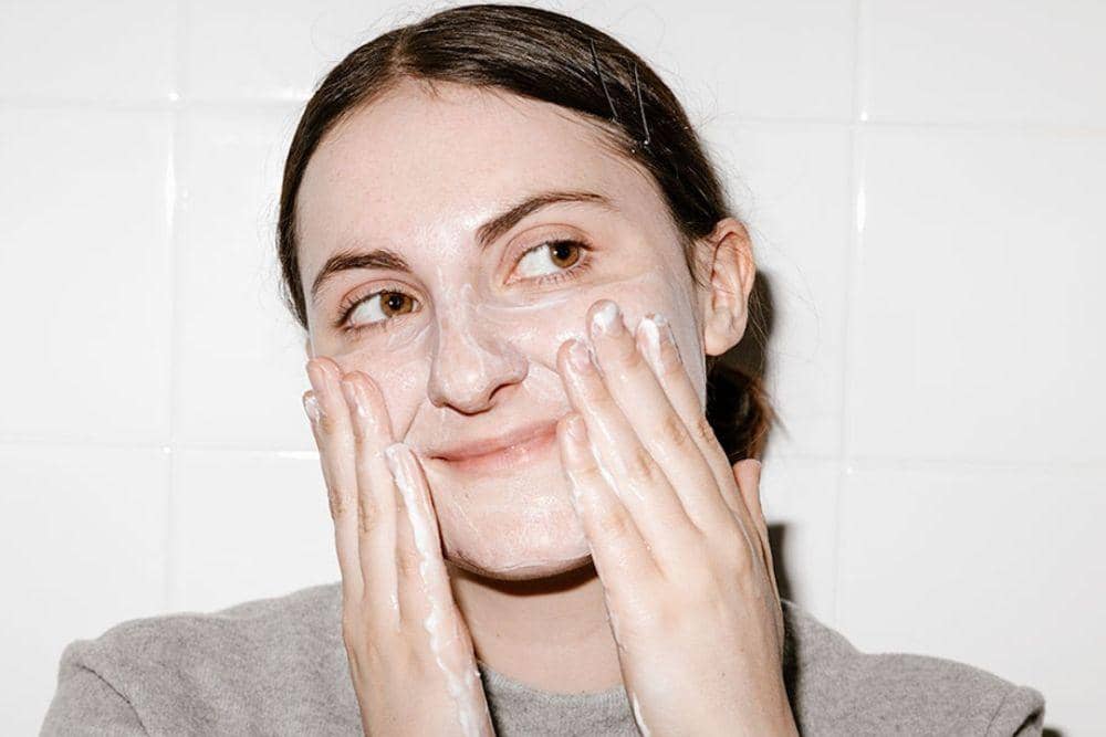 adorebeauty.com.au/Cara Memakai Milk Cleanser