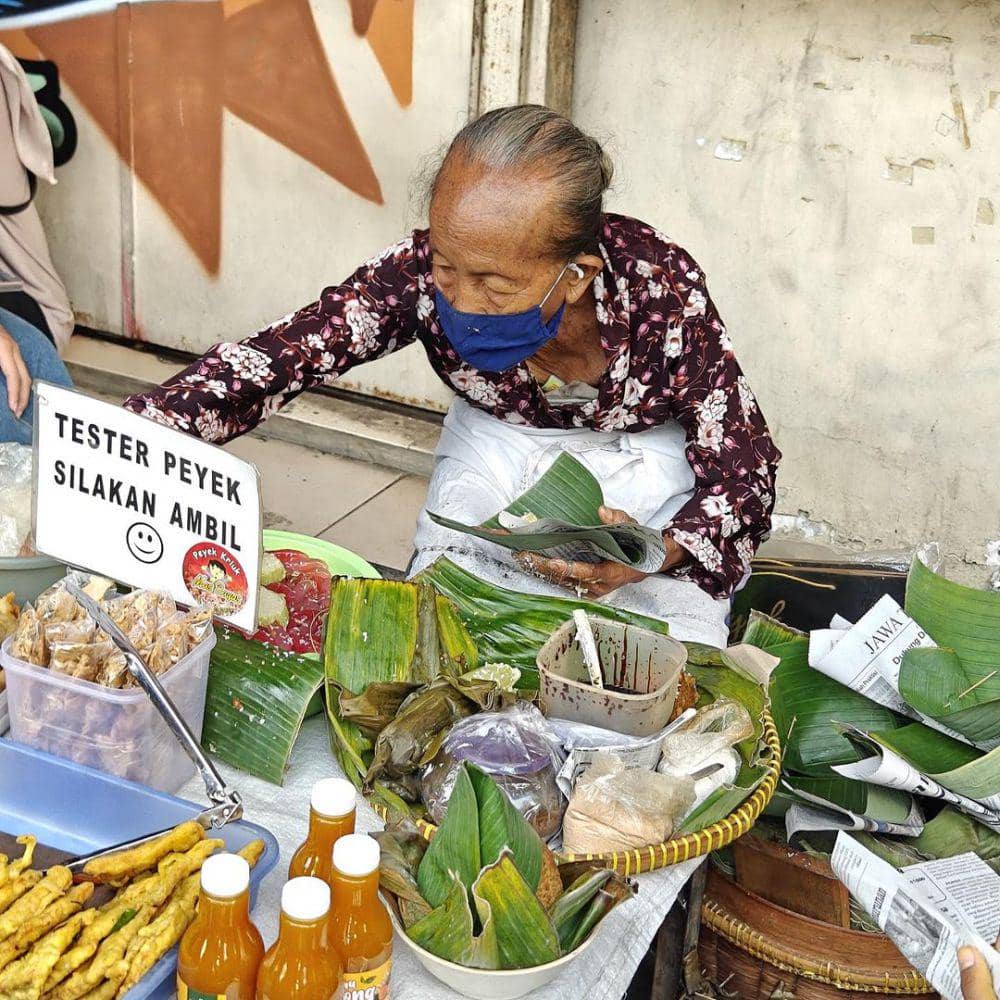 potret Rian D'Masiv nikmati Lupis Mbah Satinem (instagram.com/rianekkypradipta)