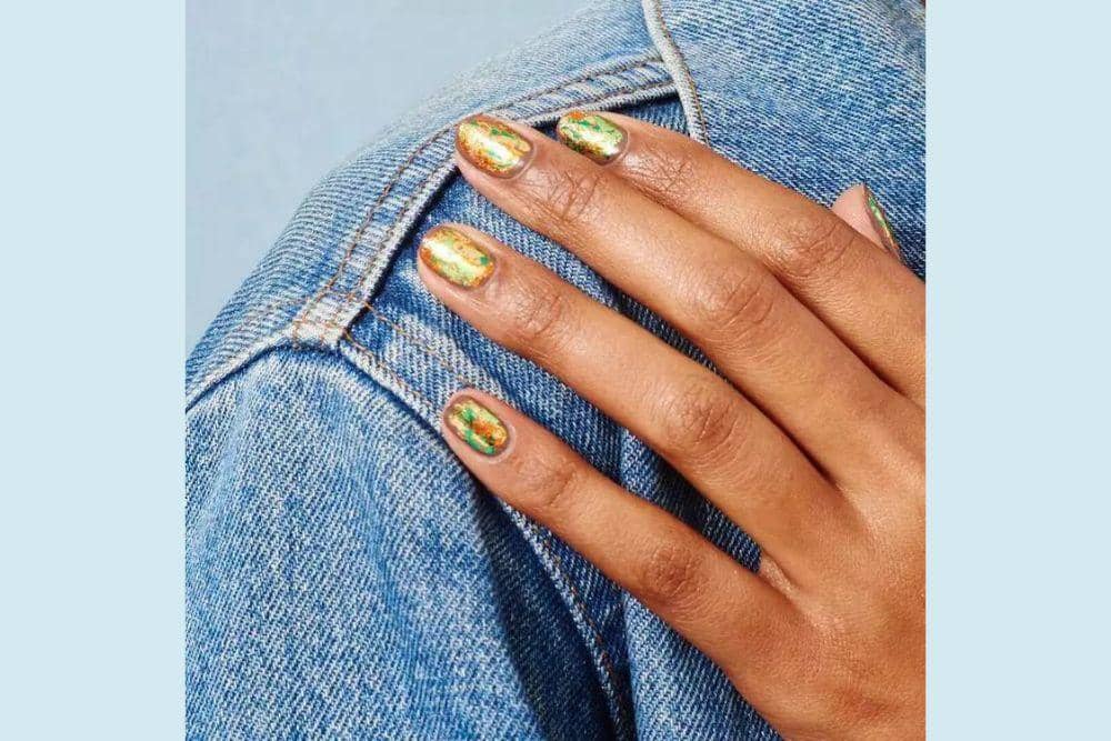 byrdie.com/Nail Art untuk Kulit Gelap