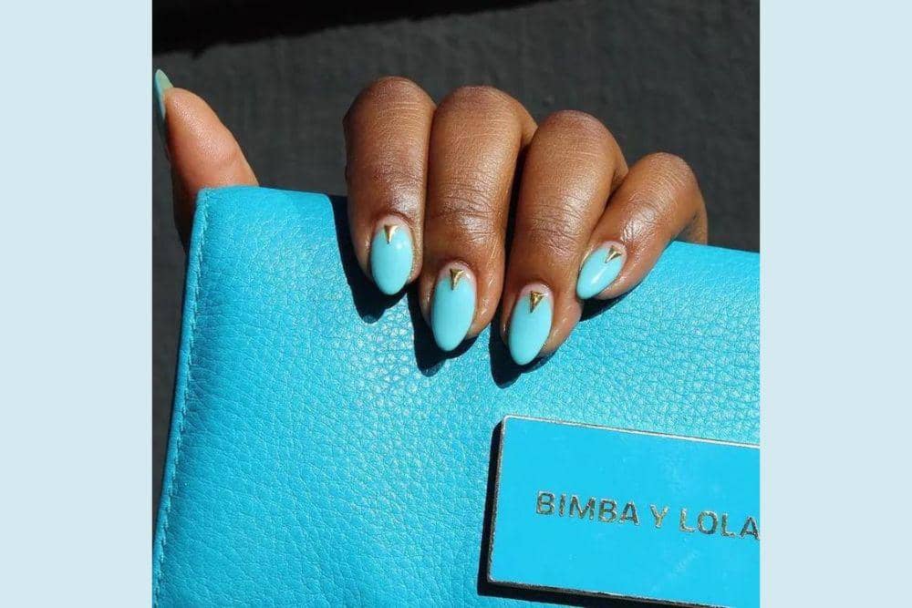 byrdie.com/Nail Art untuk Kulit Gelap