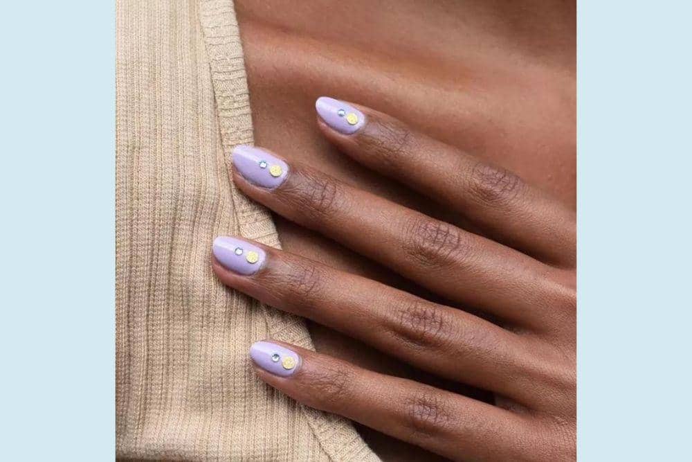 byrdie.com/Nail Art untuk Kulit Gelap
