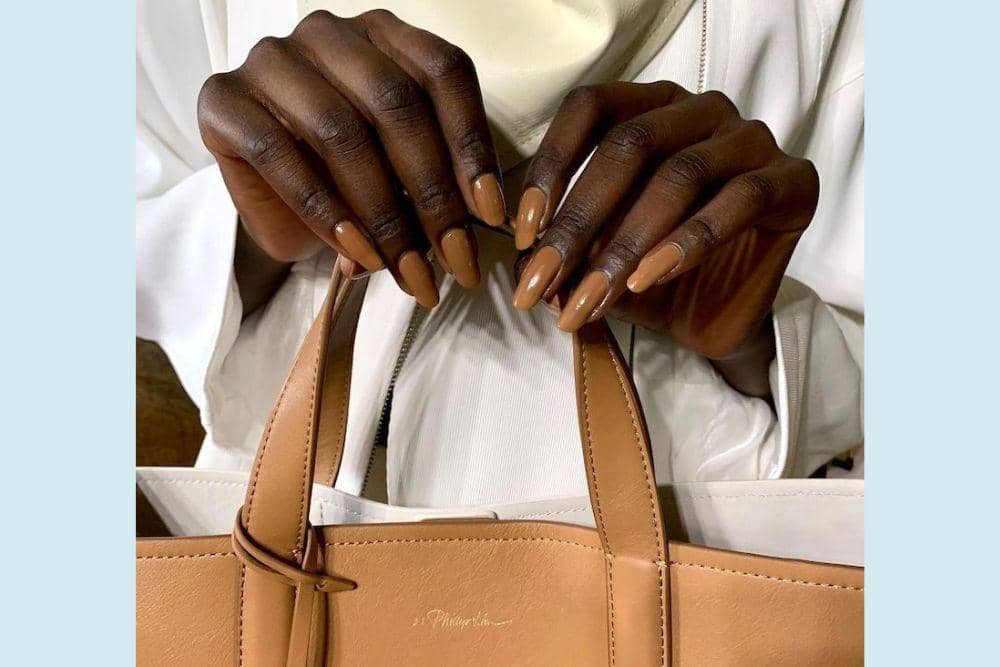 byrdie.com/Nail Art untuk Kulit Gelap