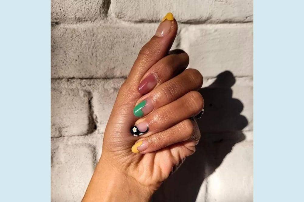 byrdie.com/Nail Art untuk Kulit Gelap