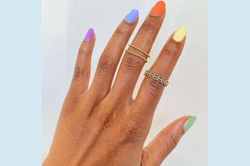 byrdie.com/Nail Art untuk Kulit Gelap