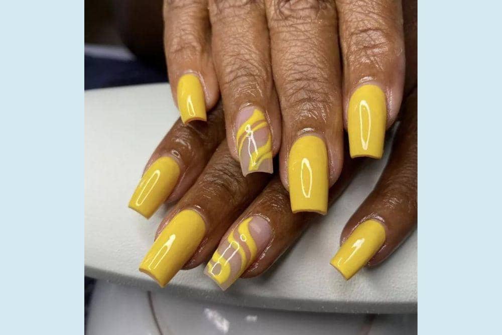 byrdie.com/Nail Art untuk Kulit Gelap