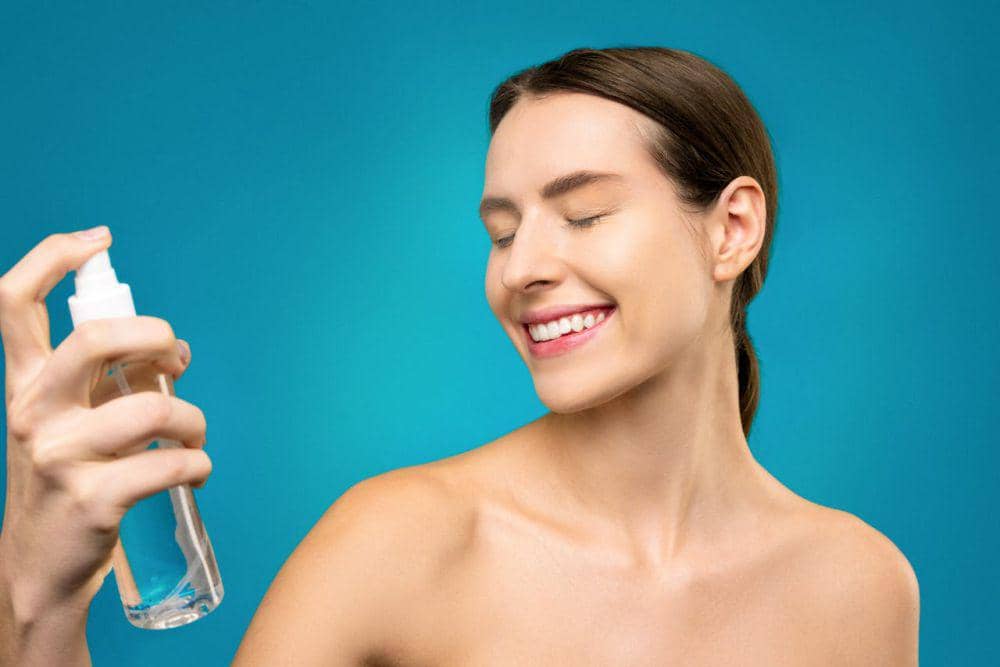 ilustrasi menyemprotkan sunscreen spray (pexels.com/Shiny Diamond)