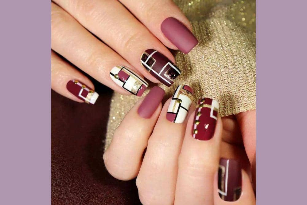 glaminati.com/Nail Art Maroon Motif