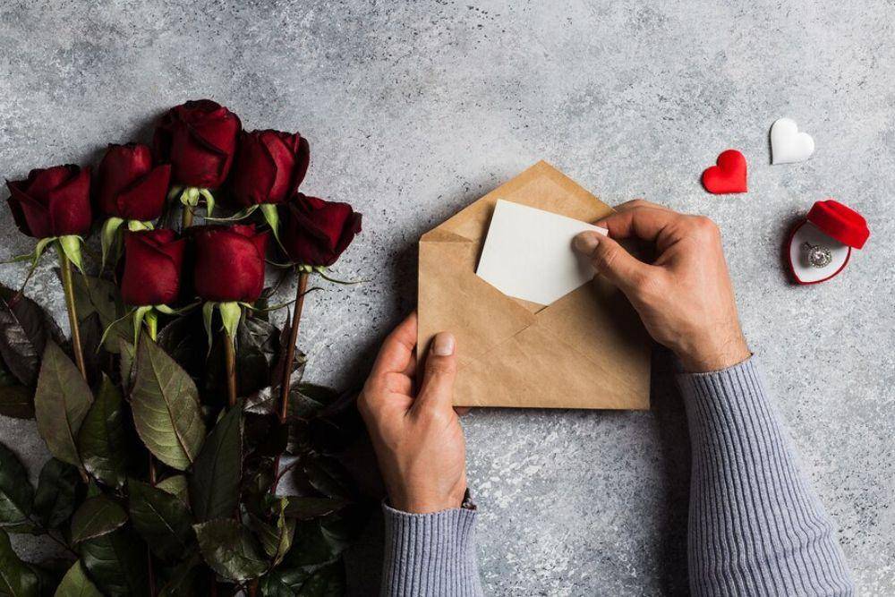 13 Puisi Cinta Pendek yang Romantis untuk Orang Tersayang