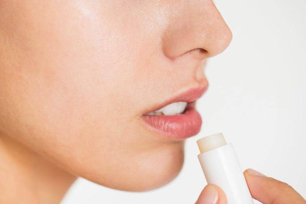 ilustrasi pakai lip balm (freepik.com/rawpixel.com)
