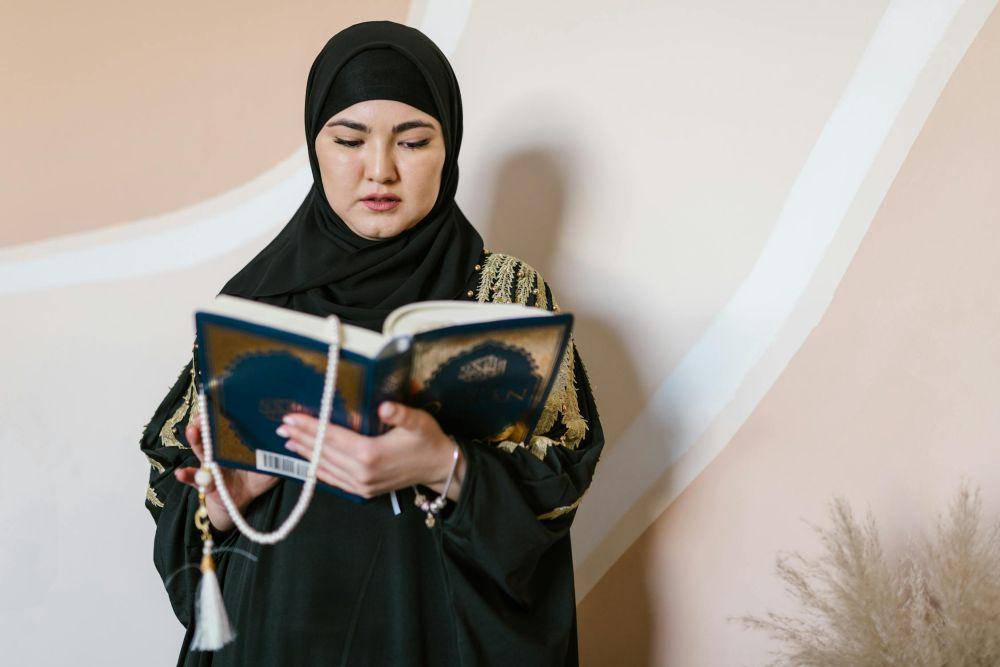 ilustrasi seorang perempuan Muslim sedang membaca Al-Quran (pedes.com/RDNE Stock project)