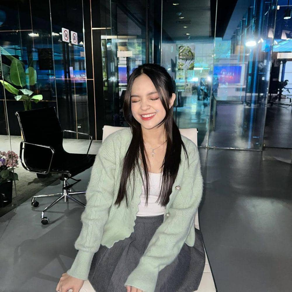 Potret Eca Aura memakai outer hijau sage (instagram.com/elsaajapasal)