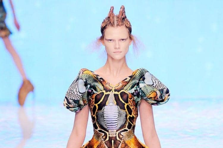7 Fashion Show Terbaik Alexander McQueen Sepanjang Masa