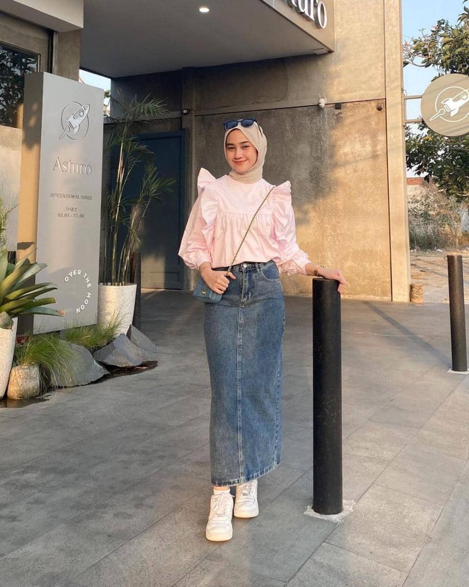ootd hijab dan rok jeans (instagram.com/inikiranaaa__ )