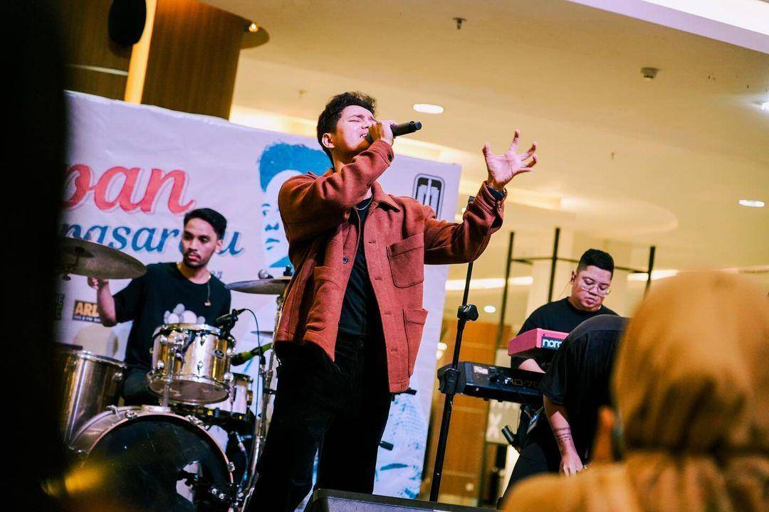 instagram.com/stevan_pasaribu