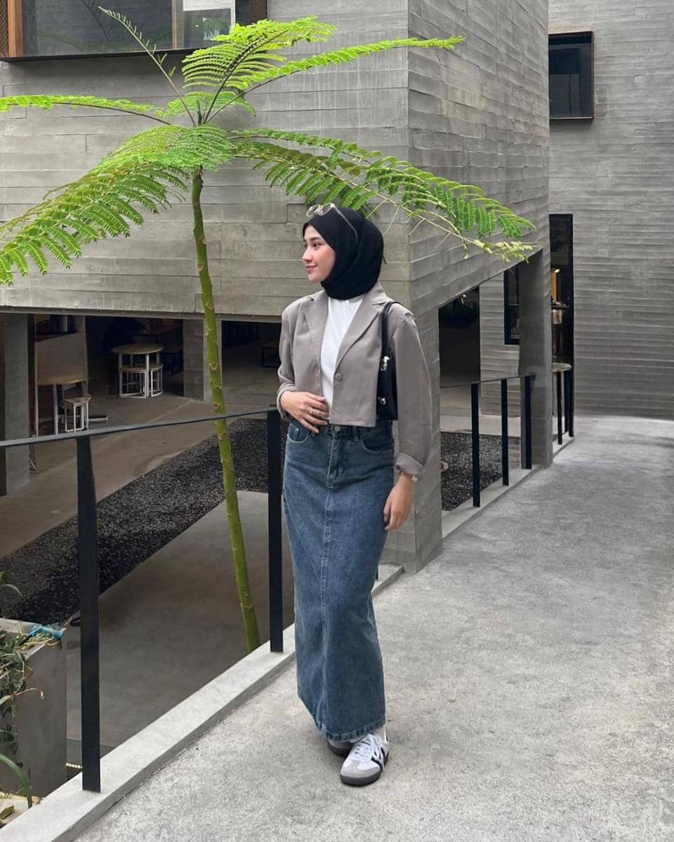ootd hijab dan rok jeans (instagram.com/inikiranaaa__ )