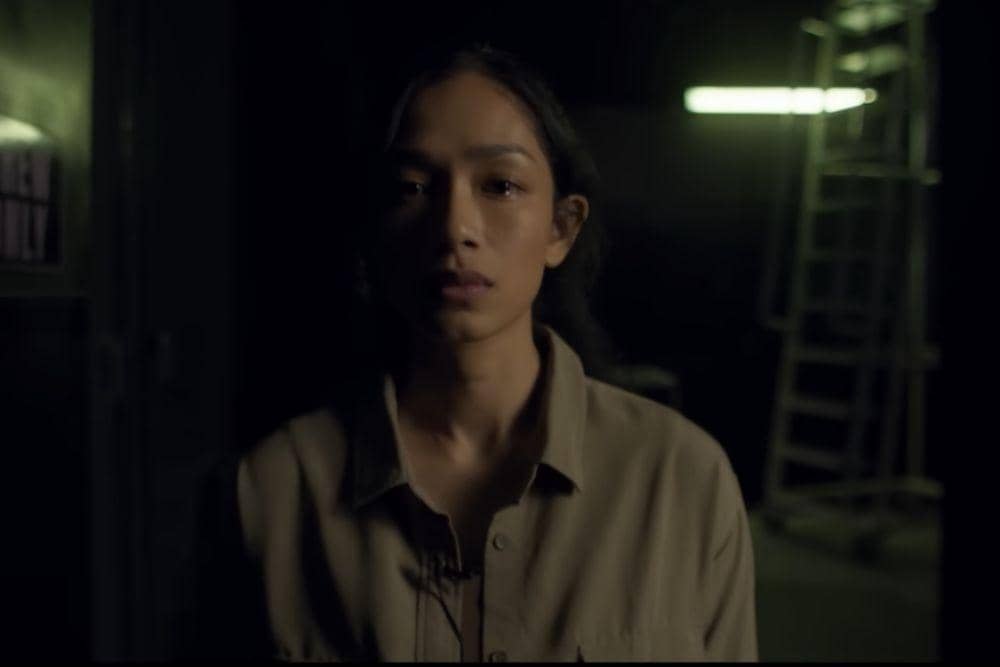 Orqa tomondan otirgan stulda porno