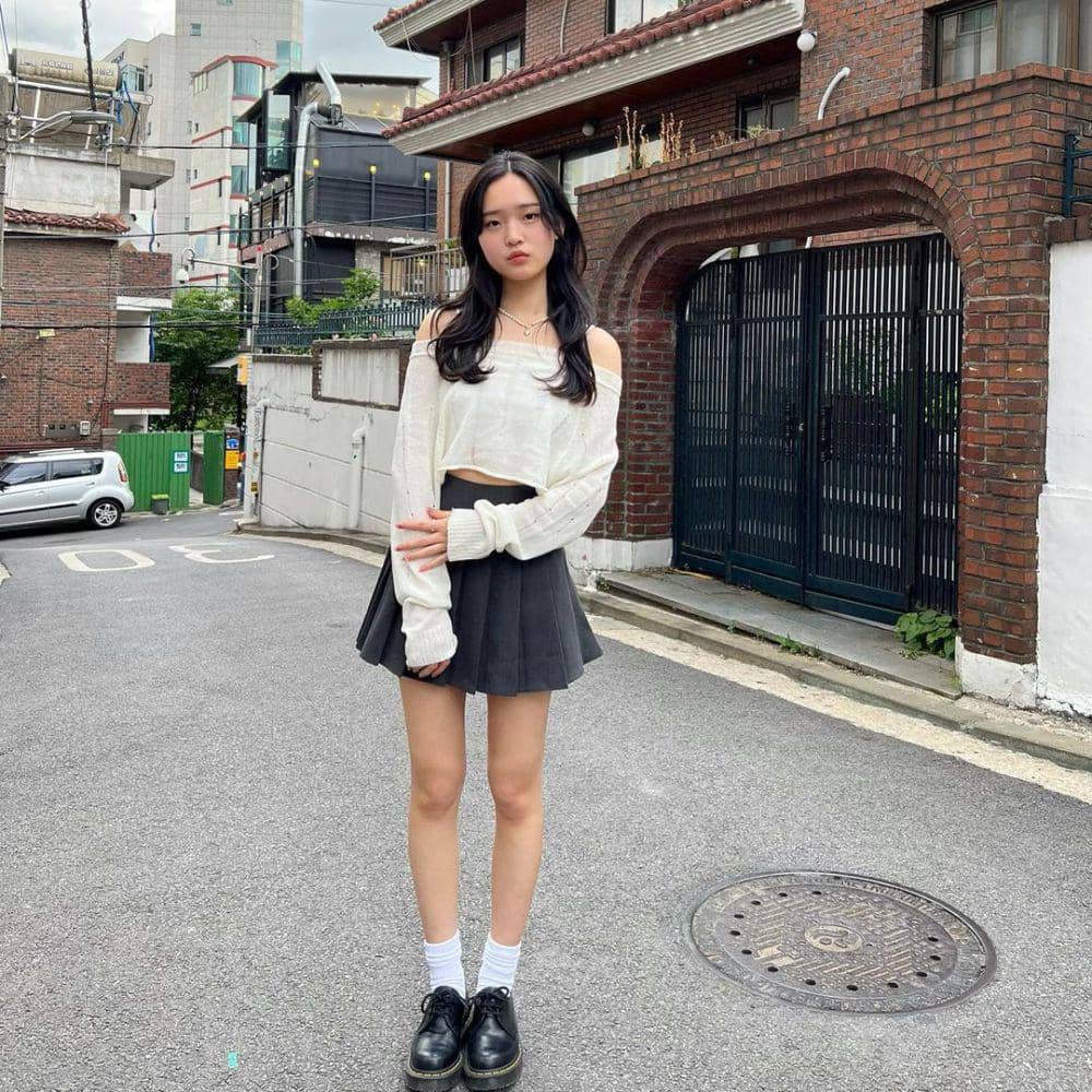 ilustrasi Atasan Off-Shoulder dan Rok Mini